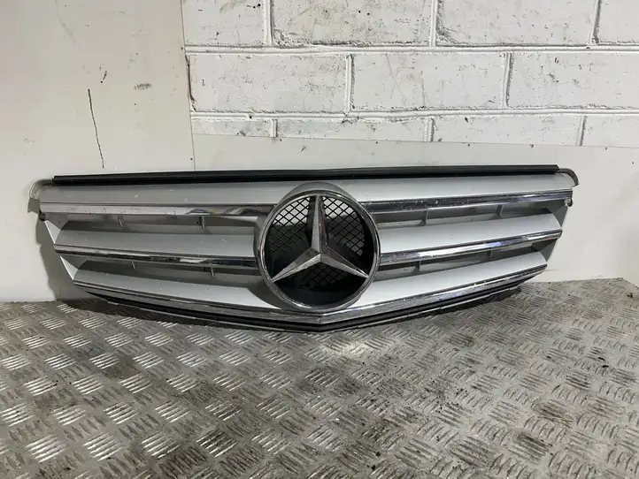 Mercedes-Benz C W204 (2007 - 2014) A2048800023 Верхняя решетка радиатора — фото 1