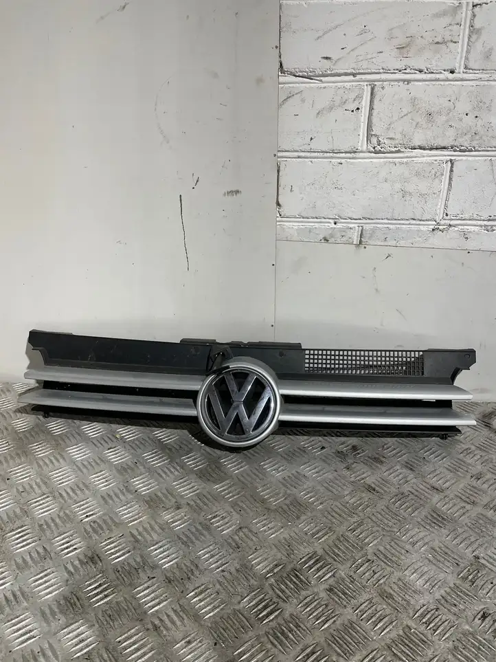 Volkswagen Golf IV (1998 - 2005) 1J0853655G Верхняя решетка радиатора — фото 1