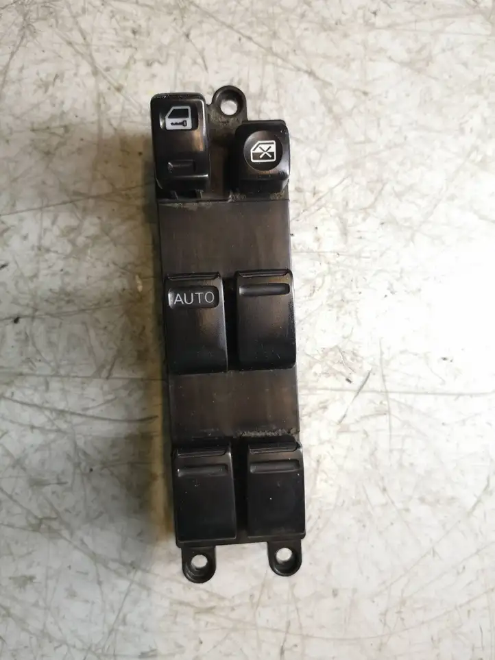Nissan X-Trail T30 (2001 - 2007) Блок кнопок стеклоподъемников — фото 1