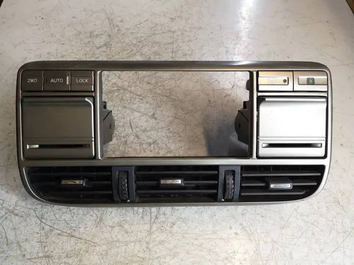 Nissan X-Trail T30 (2001 - 2007) 682608H309 Центральный воздушный дефлектор — фото 2