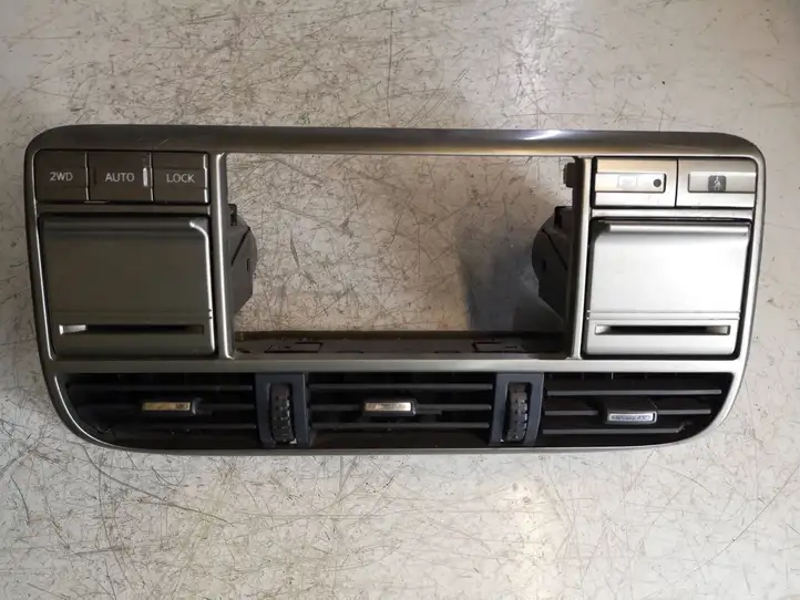 Nissan X-Trail T30 (2001 - 2007) 682608H309 Центральный воздушный дефлектор — фото 3