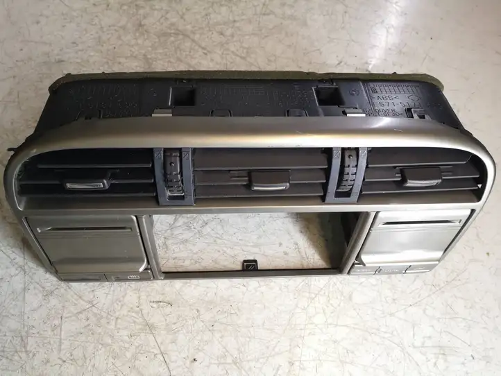 Nissan X-Trail T30 (2001 - 2007) 682608H309 Центральный воздушный дефлектор — фото 4