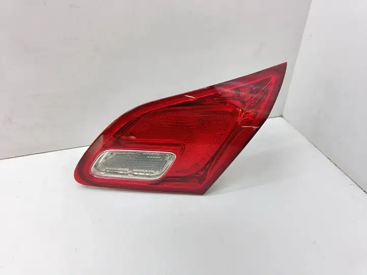 Opel Astra J (2009 - 2012) Задний фонарь в крышке багажника — фото 1