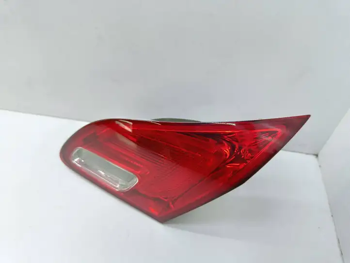 Opel Astra J (2009 - 2012) Задний фонарь в крышке багажника — фото 2