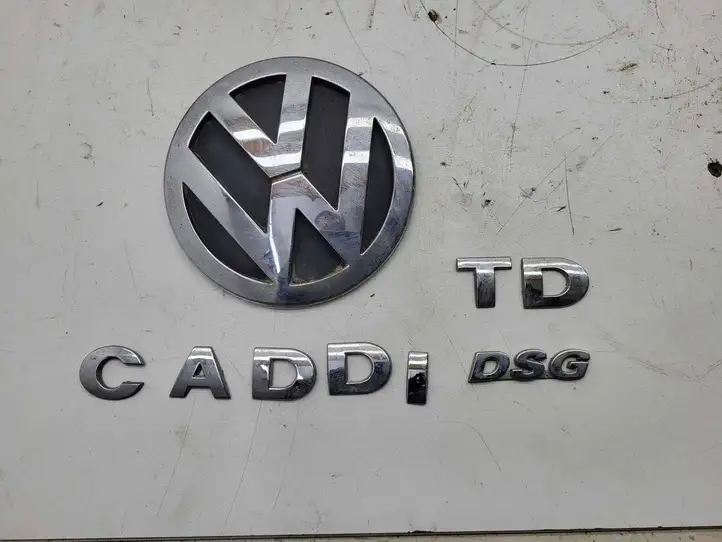 Volkswagen Caddy (2004 - 2010) 7H0853630A Эмблема производителя — фото 1