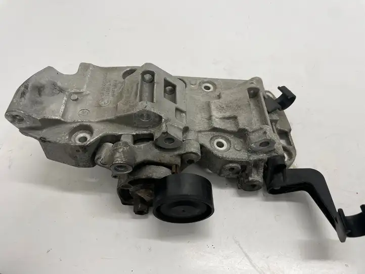 BMW 1 F20 F21 (2011 - 2019) 8506863 Кронштейн генератора — фото 1