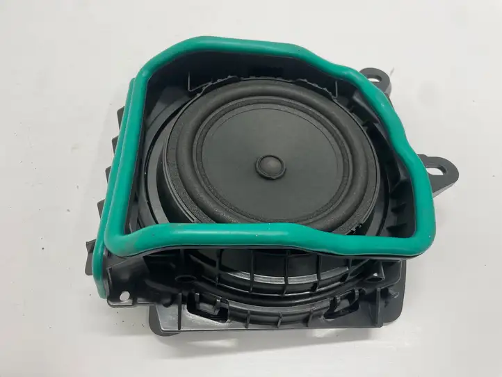 BMW 3 G20 G21 (2019 - ) Сабвуфер — фото 3