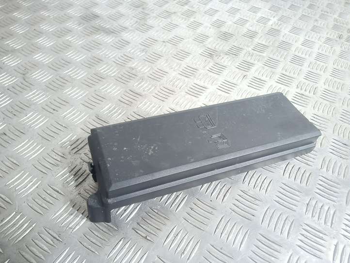 Land Rover Discovery (2004 - 2009)  490000072 Крышка ящика предохранителей