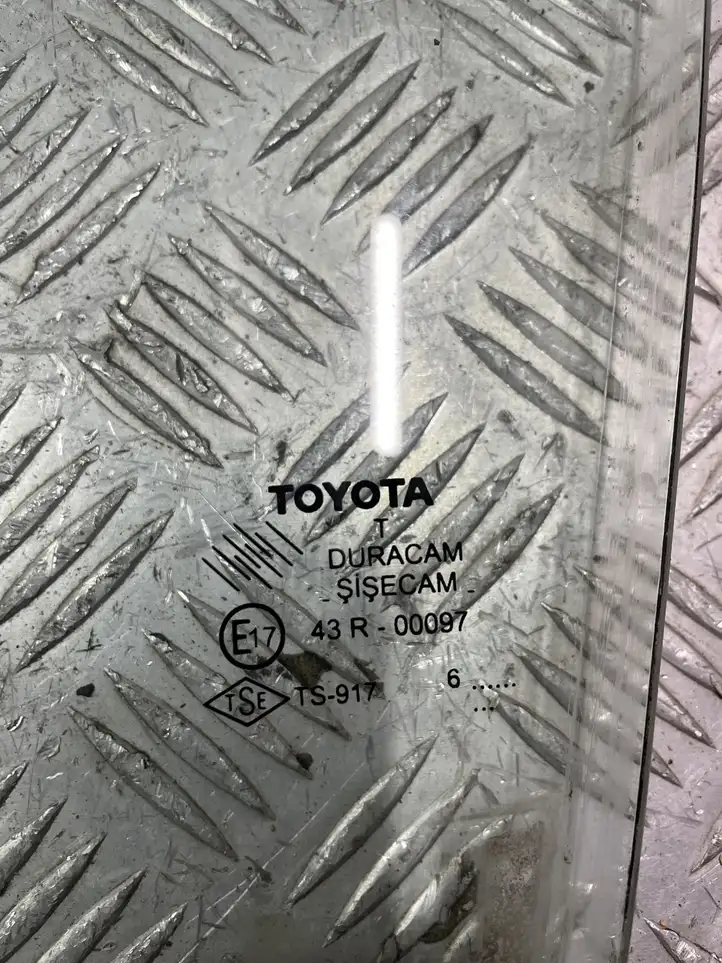 Toyota Corolla Verso E121 (2004 - 2007) Стекло передней двери — фото 2
