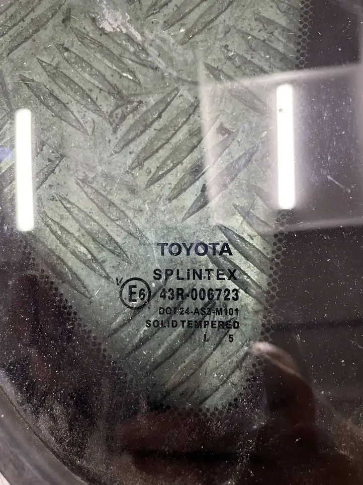 Toyota Corolla Verso E121 (2004 - 2007) Заднее боковое стекло — фото 2