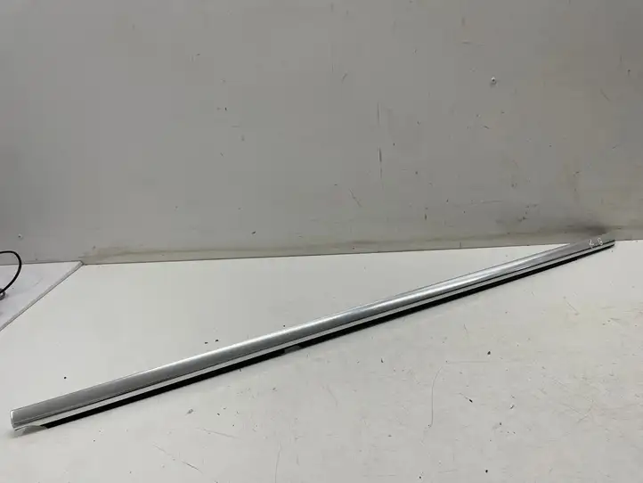 Mercedes-Benz A W177 (2018 - ) A1777350300 Накладка стекла задней двери — фото 1