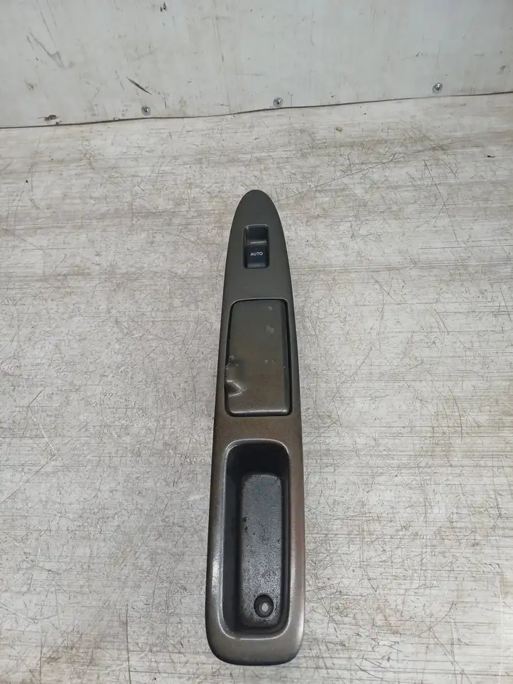 Toyota Avensis Verso (2001 - 2004) 8403044020 Блок кнопок стеклоподъемников — фото 3