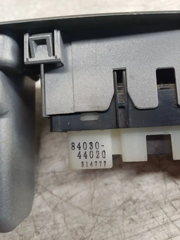 Toyota Avensis Verso (2001 - 2004) 8403044020 Блок кнопок стеклоподъемников — фото 9