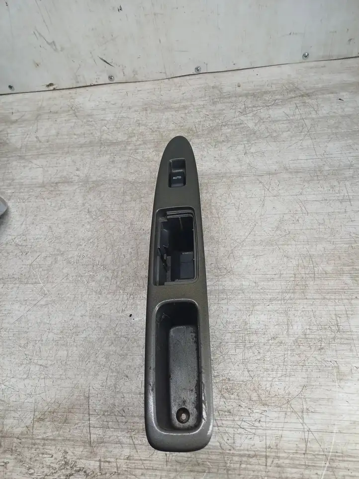 Toyota Avensis Verso (1995 - 2001) 8403044020 Блок кнопок стеклоподъемников — фото 1