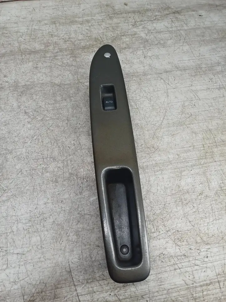 Toyota Avensis Verso (2001 - 2004) 8403044020 Блок кнопок стеклоподъемников — фото 1