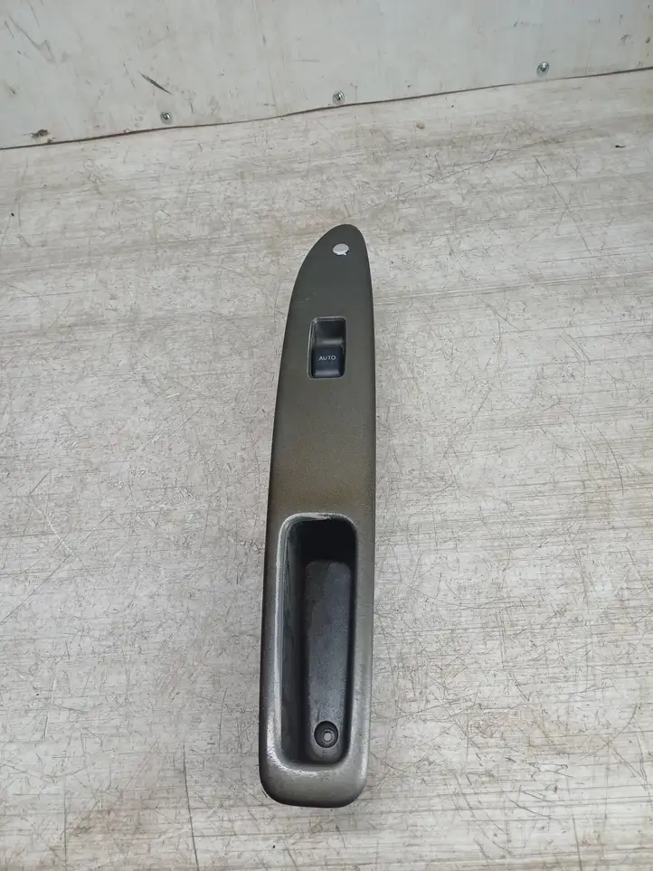 Toyota Avensis Verso (2001 - 2004) 8403044020 Блок кнопок стеклоподъемников — фото 3