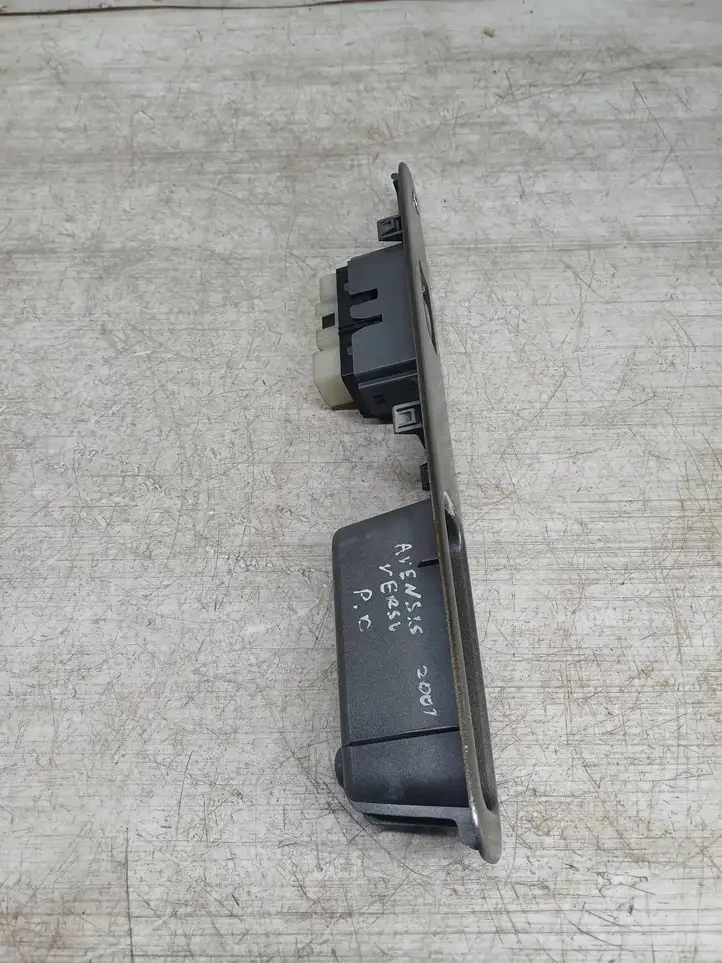 Toyota Avensis Verso (2001 - 2004) 8403044020 Блок кнопок стеклоподъемников — фото 4