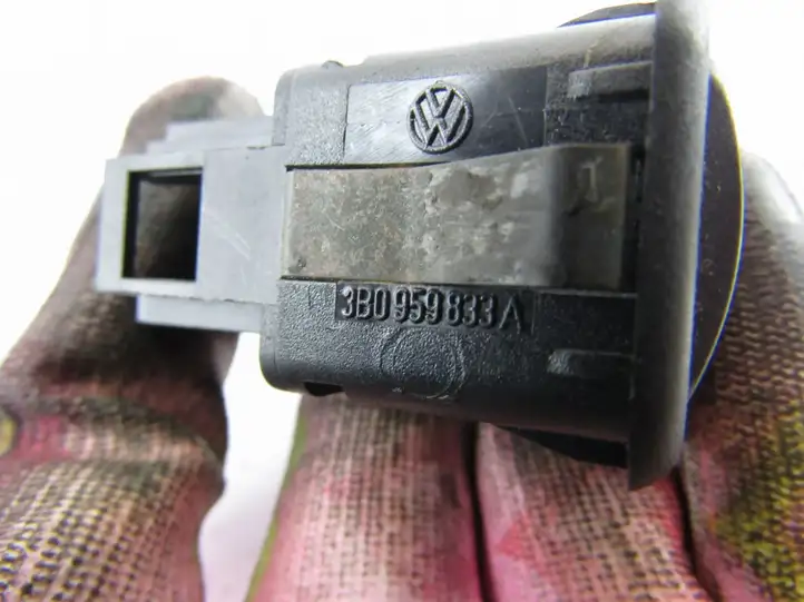 Volkswagen Bora (1998 - 2005) Включатель открытия топливного бака — фото 2