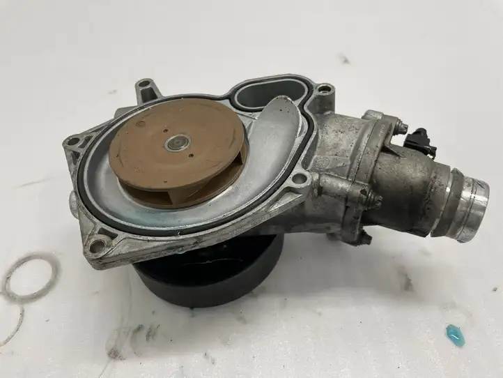 BMW M6 F06/F12/F13 (2012 - 2018) 7843730 насос охлаждения — фото 3