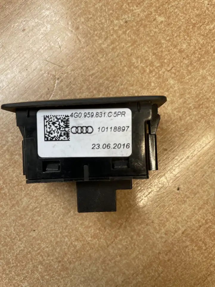 Audi A4 S4 B9 (2015 - 2019) 4G0959831C Кнопка закрытия багажника — фото 2