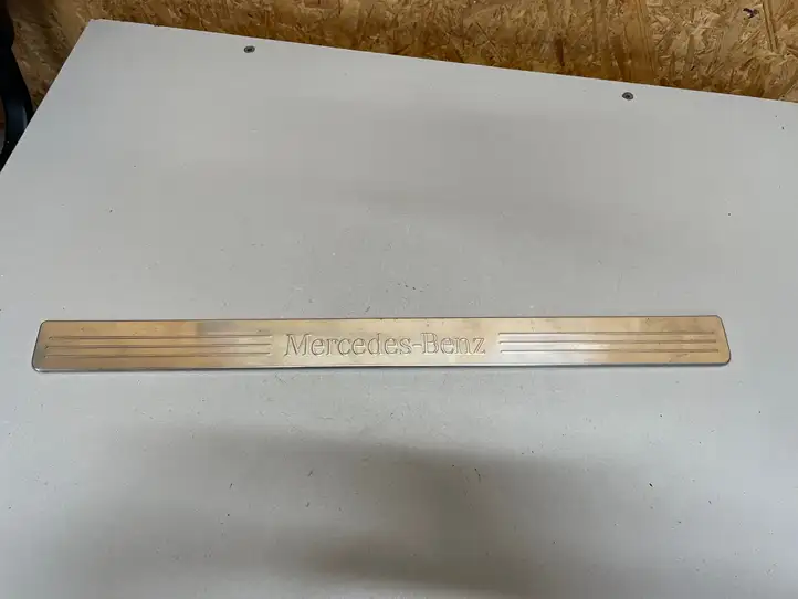Mercedes-Benz C W204 (2007 - 2014) A2046800135 Внутренняя отделка переднего порога — фото 1