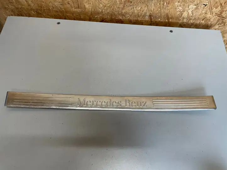 Mercedes-Benz E W212 (2009 - 2016) A2126860936 Внутренняя отделка переднего порога — фото 1