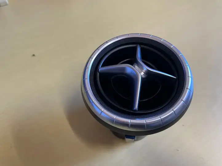Mercedes-Benz CLA C117,X117,W117 (2013 - 2019) A1178300354 Центральный воздушный дефлектор — фото 1