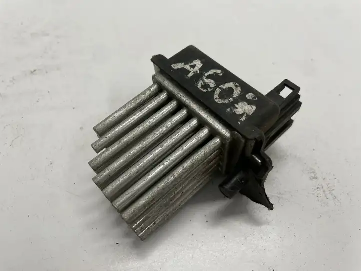 Audi A6 S6 C6 4F (2004 - 2008) 4B0820521 Реле вентилятора печки салона — фото 1