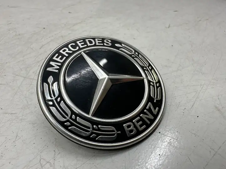 Mercedes-Benz CLA C118,X118 (2019 - ) A0008176203 Эмблема автомобиля — фото 1
