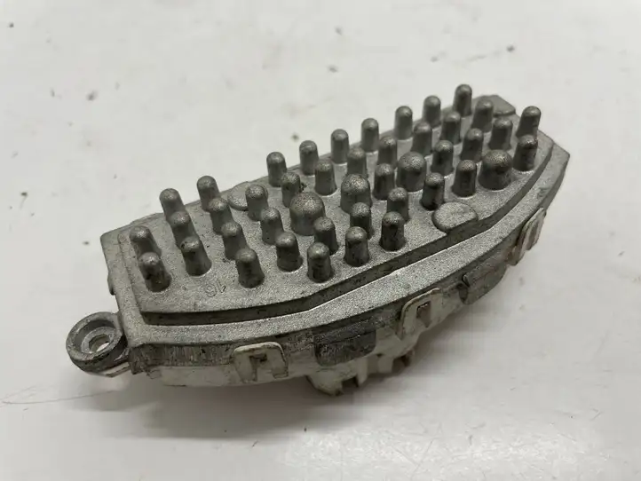 Volkswagen PASSAT B8 (2015 - ) 5Q0907521C Реле вентилятора печки салона — фото 3