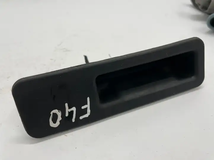 BMW 1 F40 (2019 - ) 7381867 Кнопка закрытия крышки багажника — фото 1