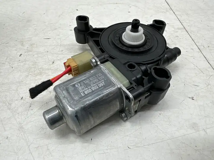 Skoda Octavia Mk4 (2019 - ) 5Q0959801A Мотор стеклоподъемника передний — фото 3