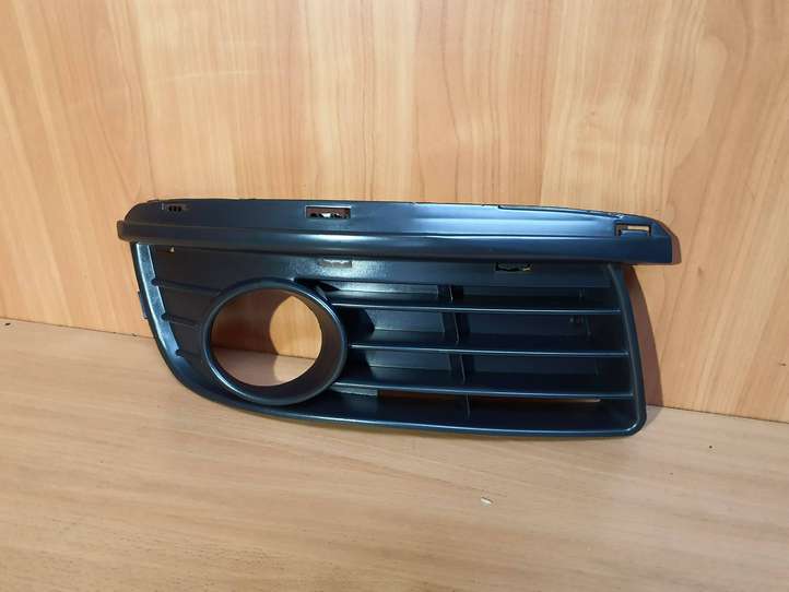 Volkswagen Golf V (2003 - 2009)  1K0853666H Декоративная решётка противотуманной фары