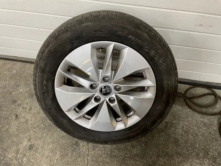 Skoda Octavia Mk4 (2019 - ) 5E3601025AH Легкосплавный колесный диск R16 — фото 1