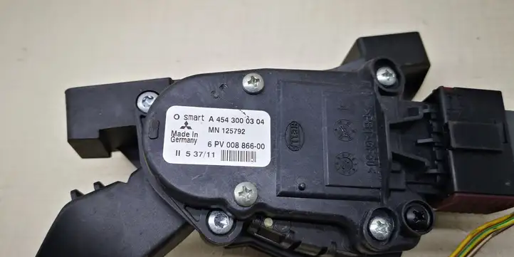 Mitsubishi Colt (2012 - 2016) MN125792 Педаль акселератора — фото 3