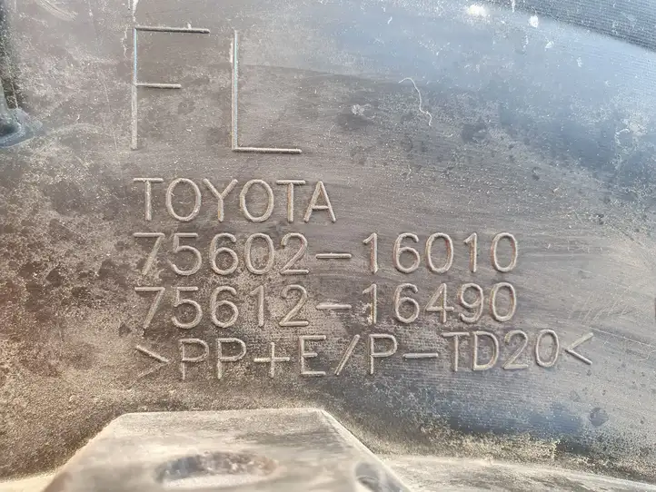 Toyota Corolla Cross (2021 - ) 7560216010 Накладка колесной арки — фото 3