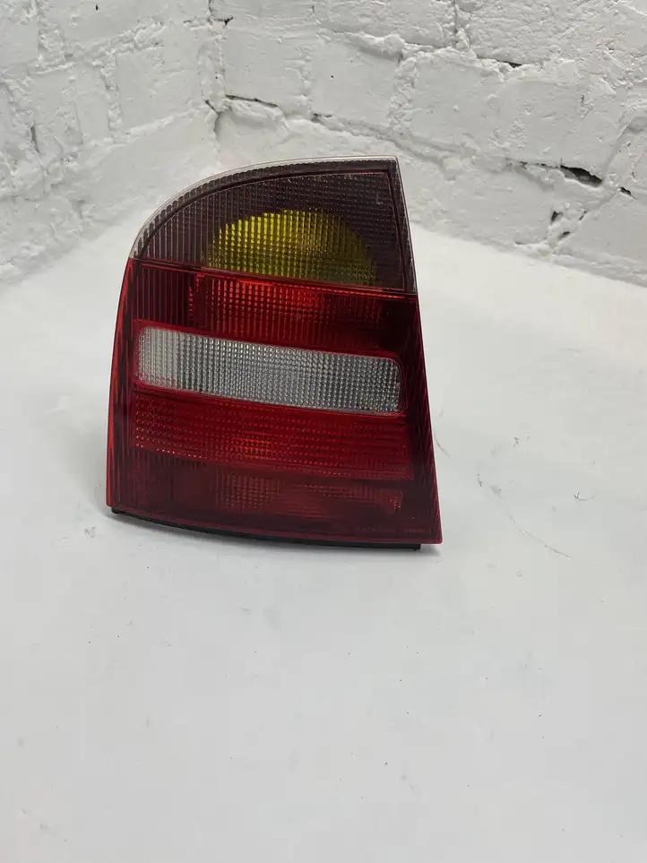 Skoda Octavia Mk1 (1U) (1996 - 2004) 1U6945111 Задний фонарь в кузове — фото 1