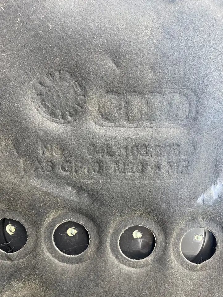 Audi A6 C7 (2014 - 2018) 04l103925d Крышка двигателя декоративная — фото 6