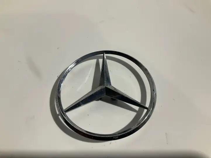 Mercedes-Benz E W211 (2002 - 2009) Эмблема производителя — фото 1
