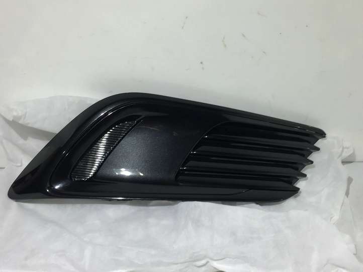 Toyota Auris E180 (2012 - 2018)  8148102570 Декоративная решётка противотуманной фары