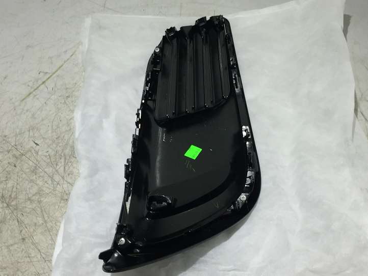 Toyota Auris E180 (2012 - 2018)  8148102570 Декоративная решётка противотуманной фары