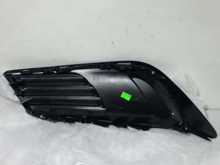 Toyota Auris E180 (2012 - 2018)  8148102570 Декоративная решётка противотуманной фары