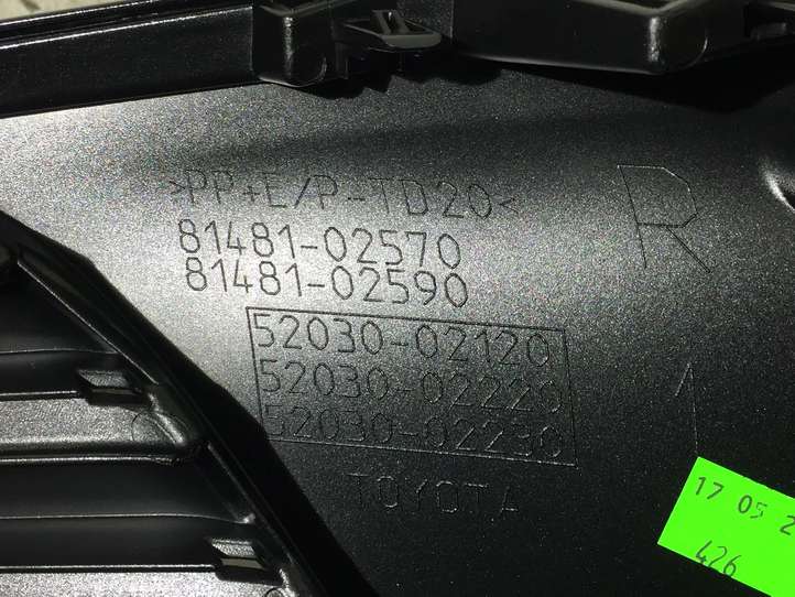 Toyota Auris E180 (2012 - 2018)  8148102570 Декоративная решётка противотуманной фары