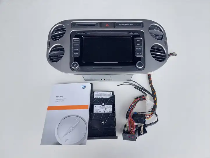 Volkswagen Tiguan (2011 - 2016) 1T0035680R Магнитола / мультимедийная система — фото 1