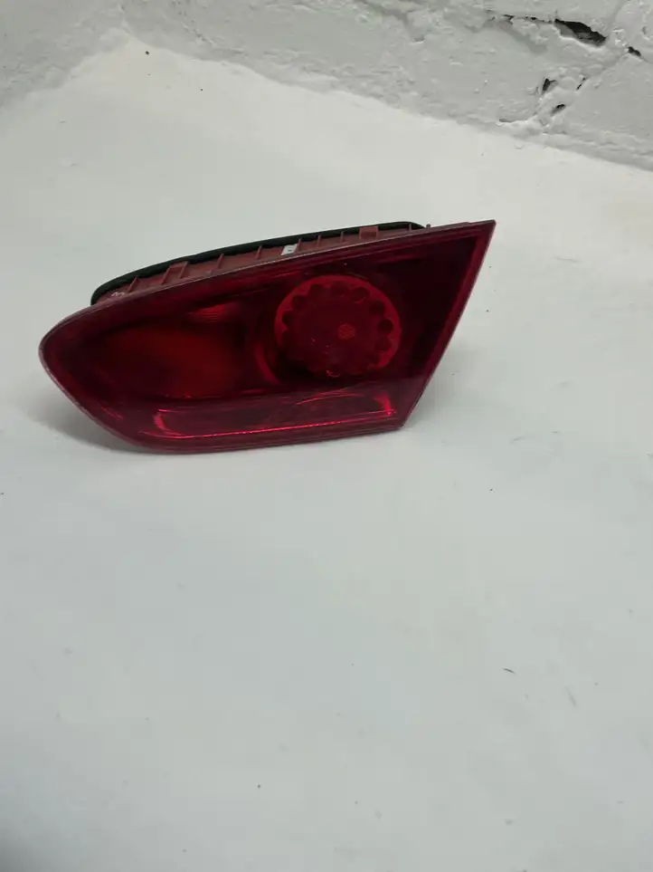 Seat Leon (1P) (2005 - 2012) 1P0945094G Задний фонарь в крышке багажника — фото 1