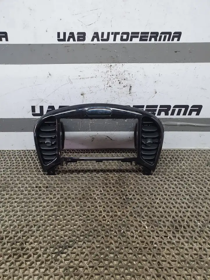 Nissan Juke I F15 (2010 - 2018) 68260BX80A Центральный воздушный дефлектор — фото 1