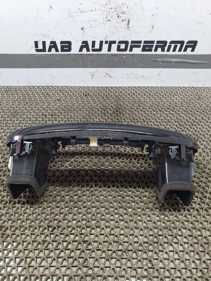 Nissan Juke I F15 (2010 - 2018) 68260BX80A Центральный воздушный дефлектор — фото 3