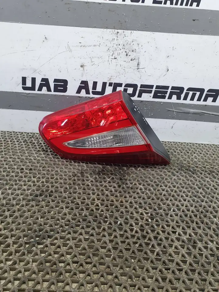 Kia Ceed (2015 - 2018) 92403A2200 Задний фонарь в крышке багажника — фото 1