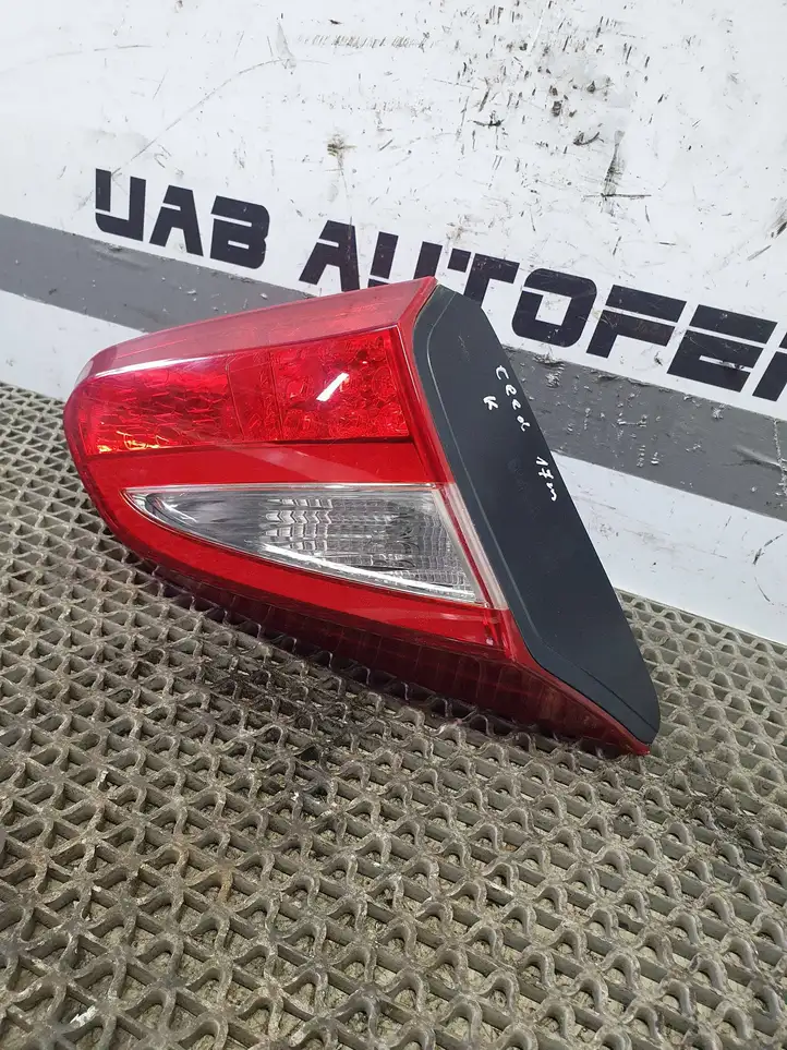 Kia Ceed (2015 - 2018) 92403A2200 Задний фонарь в крышке багажника — фото 2