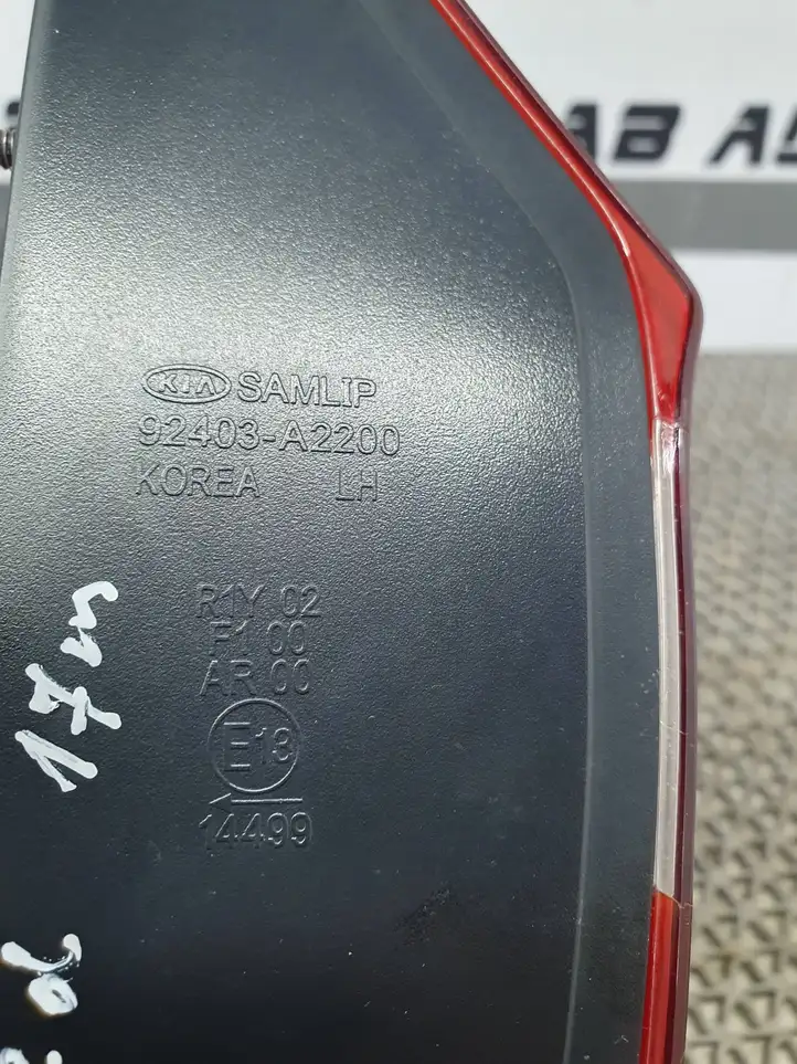 Kia Ceed (2015 - 2018) 92403A2200 Задний фонарь в крышке багажника — фото 9